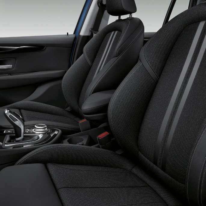 Imagine în prim-plan cu finisajele pragurilor portierelor BMW 218i Gran Tourer, F46 Facelift 2018, în Albastru Phytonic