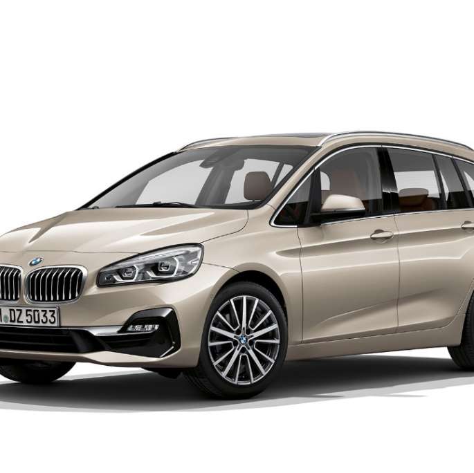 Imagine cu trei sferturi din partea frontală a BMW 218d xDrive Gran Tourer, Luxury Line, F46 Facelift 2018, în Argintiu Cashmere