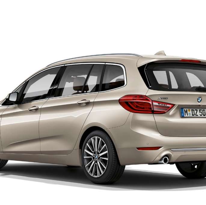 Imagine cu trei sferturi din partea spate a BMW 218d xDrive Gran Tourer, Luxury Line, F46 Facelift 2018, în Argintiu Cashmere