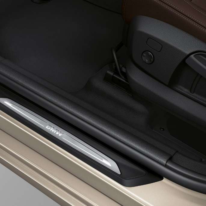 Imagine în prim-plan cu finisajele pragurilor portierelor BMW 218d xDrive Gran Tourer, Luxury Line, F46 Facelift 2018, în Argintiu Cashmere