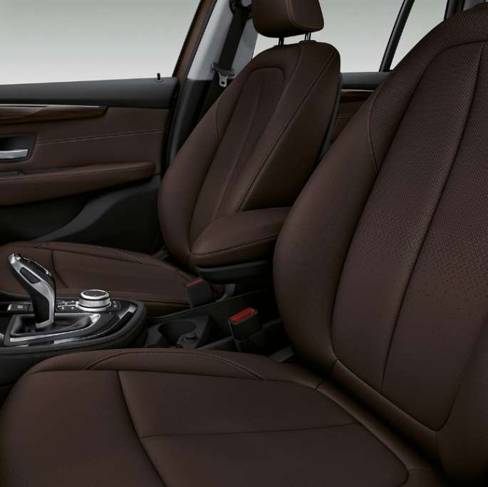 Imagine cu scaunele sport ale BMW 218d xDrive Gran Tourer, F46, 2018, model Luxury Line