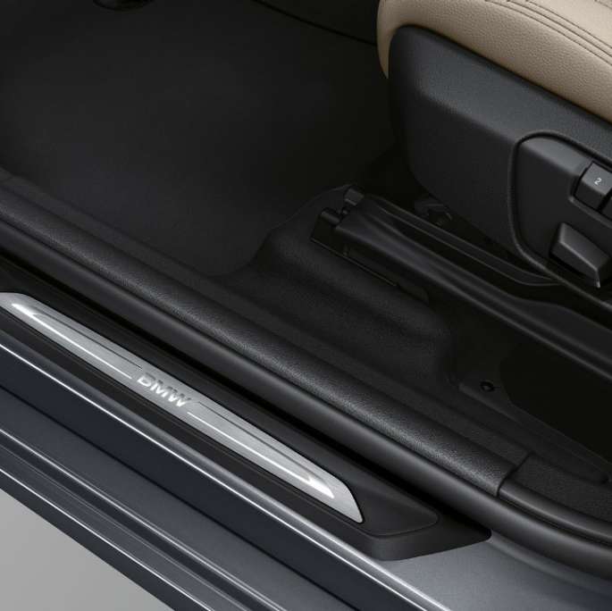 Imagine cu pragurile portierelor BMW 220d Gran Tourer, F46, 2018, în Gri Mineral metalizat, model Sport Line