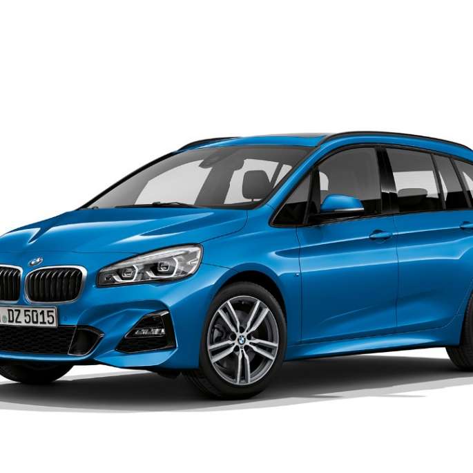 Imagine cu trei sferturi din partea frontală a BMW 220d xDrive Gran Tourer, F46 Facelift 2018, în Albastru Misano metalizat