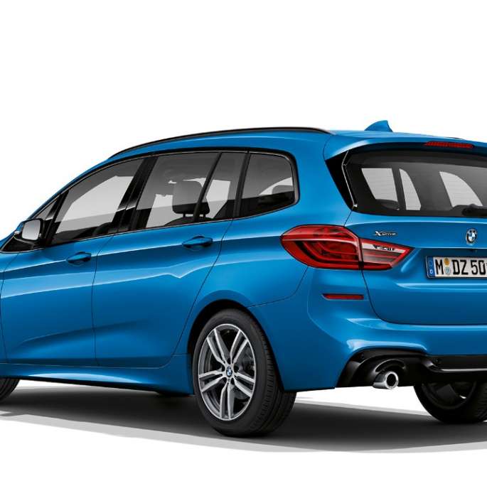 Imagine cu trei sferturi din partea spate a BMW 220d xDrive Gran Tourer, F46 Facelift 2018, în Albastru Misano metalizat