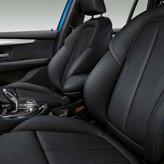Imagine în prim-plan cu finisajele pragurilor portierelor BMW 220d xDrive Gran Tourer, F46 Facelift 2018, în Albastru Misano metalizat