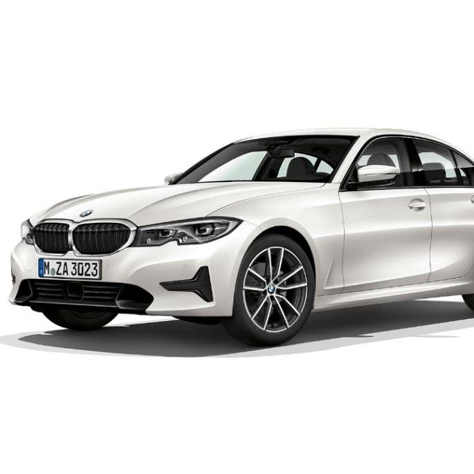 BMW Seria 3 Sedan model Sport Line. Imagine din lateral cu BMW Seria 3 Sedan model Sport Line staţionând.