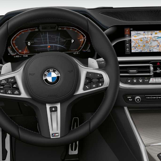 Habitaclu al BMW Seria 3 Sedan model Sport Line. Imagine frontală în prim-plan cu partea de habitaclu a conducătorului auto din BMW Seria 3 Sedan echipat cu modelul Sport Line.