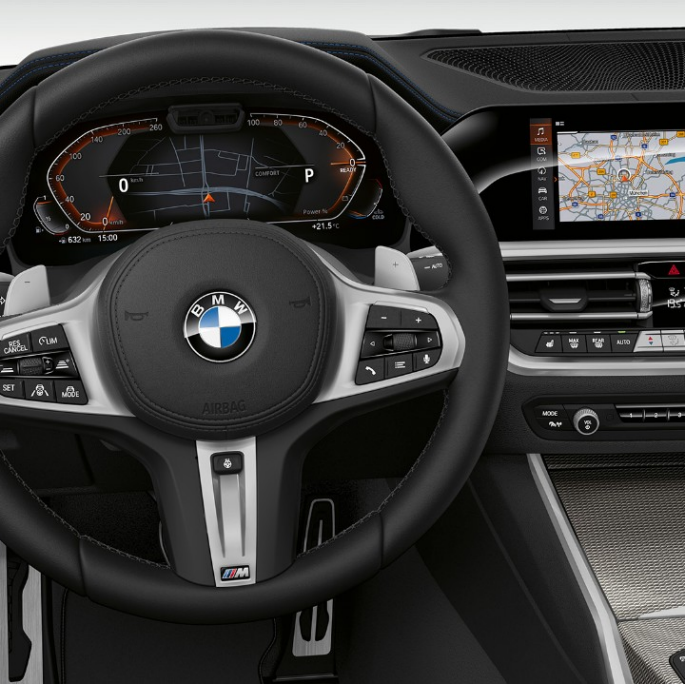 Habitaclu al BMW Seria 3 Sedan model Sport Line. Imagine frontală în prim-plan cu partea de habitaclu a conducătorului auto din BMW Seria 3 Sedan echipat cu modelul Sport Line.