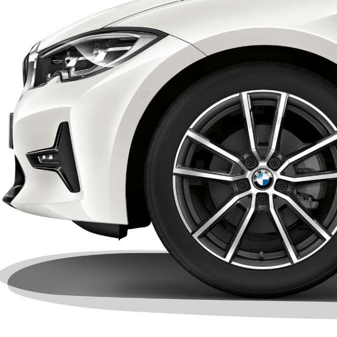Jantele din aliaj uşor ale BMW Seria 3 Sedan model Sport Line. Imagine în prim-plan cu jantele din aliaj uşor ale BMW Seria 3 Sedan echipat cu modelul Sport Line.