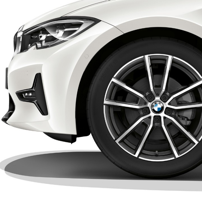 Jantele din aliaj uşor ale BMW Seria 3 Sedan model Sport Line. Imagine în prim-plan cu jantele din aliaj uşor ale BMW Seria 3 Sedan echipat cu modelul Sport Line.