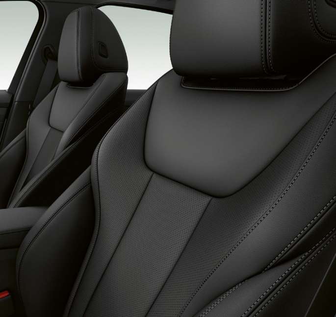 Scaunele faţă ale BMW Seria 3 Sedan model Sport Line. Imagine laterală în prim-plan cu scaunele faţă ale BMW Seria 3 Sedan echipat cu modelul Sport Line.