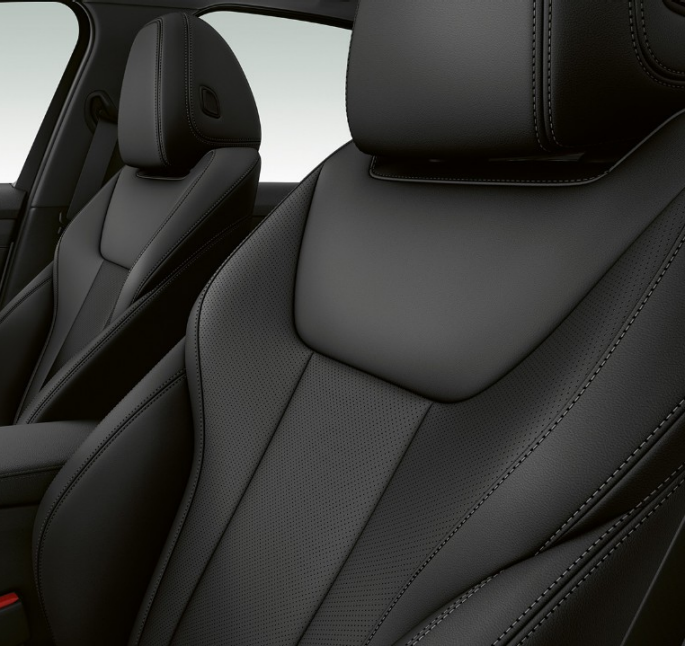 Scaunele faţă ale BMW Seria 3 Sedan model Sport Line. Imagine laterală în prim-plan cu scaunele faţă ale BMW Seria 3 Sedan echipat cu modelul Sport Line.