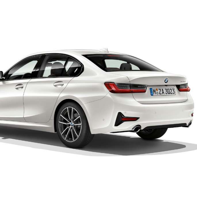 Partea spate a BMW Seria 3 Sedan model Sport Line. Imagine cu trei sferturi din partea spate a BMW Seria 3 Sedan echipat cu modelul Sport Line.
