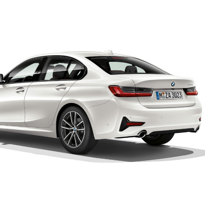 Partea spate a BMW Seria 3 Sedan model Sport Line. Imagine cu trei sferturi din partea spate a BMW Seria 3 Sedan echipat cu modelul Sport Line.