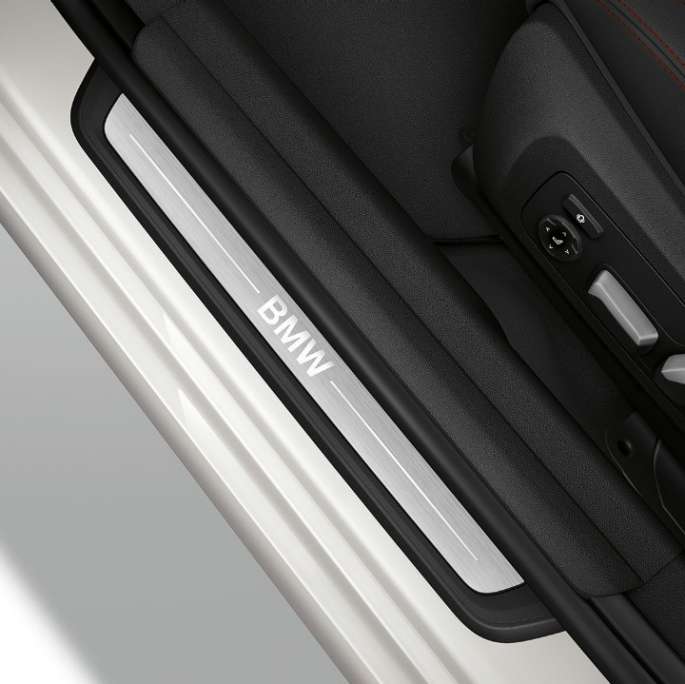 Prag portieră BMW Seria 3 Sedan model Sport Line. Perspectivă de sus a pragului portierei BMW Seria 3 Sedan echipat cu modelul Sport Line.