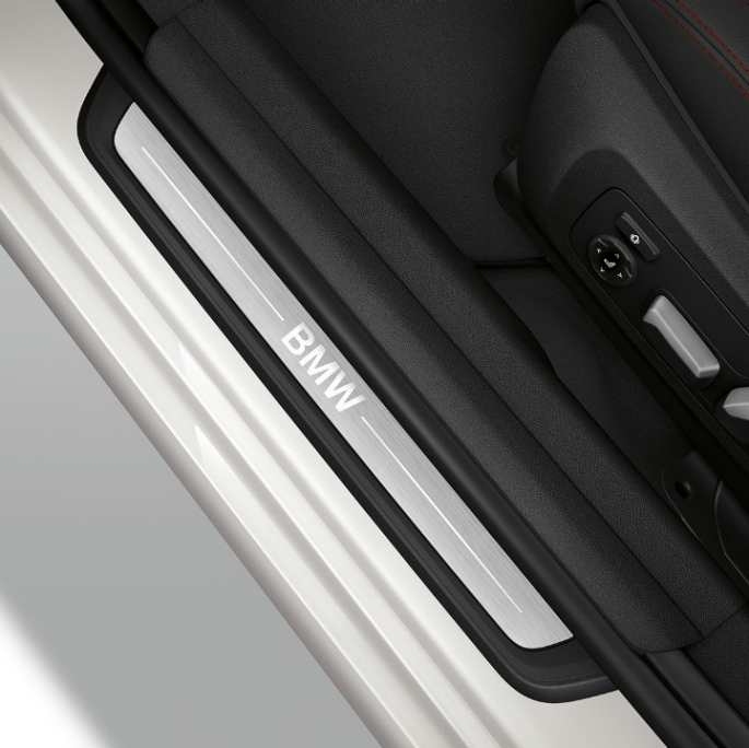 Prag portieră BMW Seria 3 Sedan model Sport Line. Perspectivă de sus a pragului portierei BMW Seria 3 Sedan echipat cu modelul Sport Line.