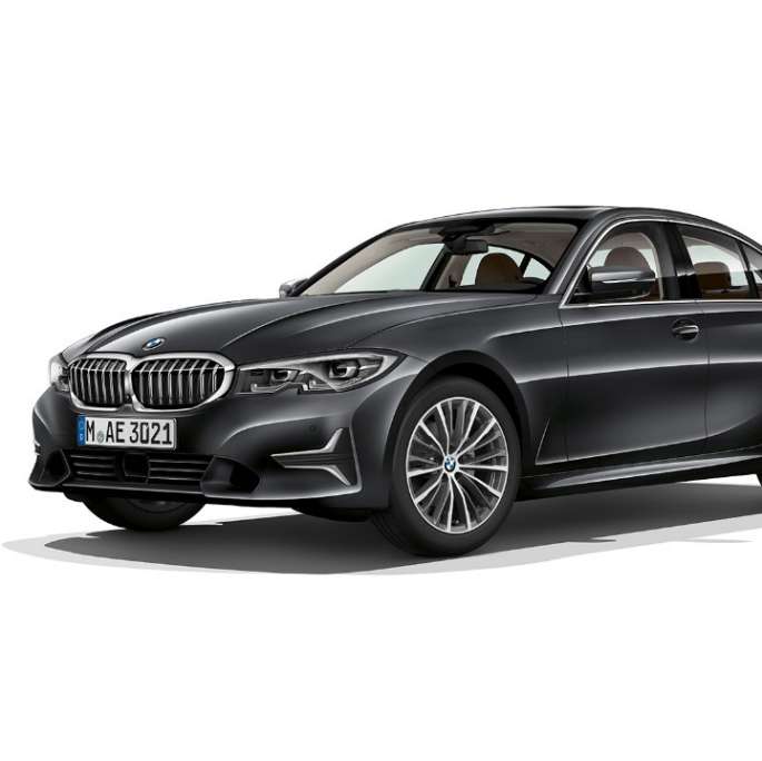 BMW Seria 3 Sedan model Luxury Line. Imagine din lateral cu BMW Seria 3 Sedan model Luxury Line staţionând.