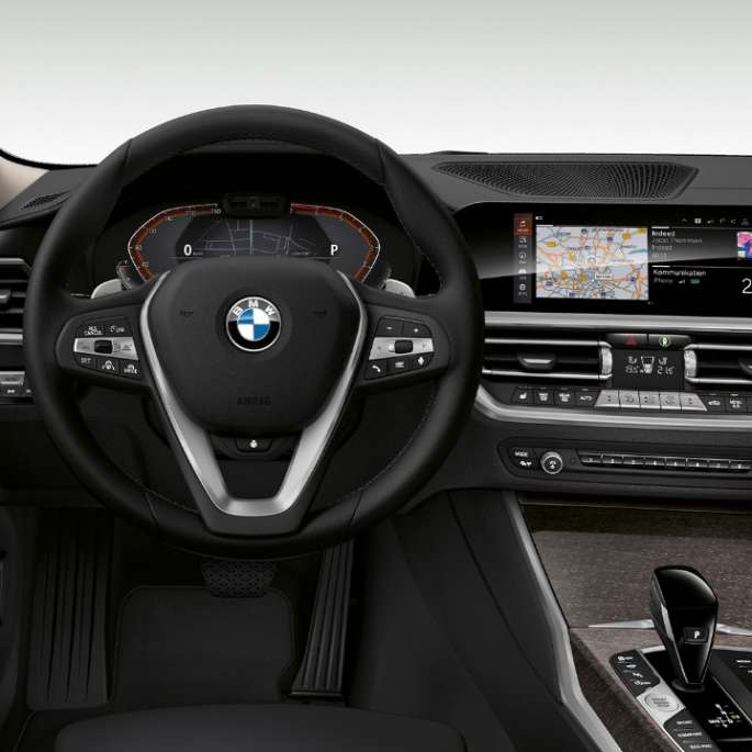 Habitaclu al BMW Seria 3 Sedan model Luxury Line. Imagine frontală în prim-plan cu partea de habitaclu a conducătorului auto din BMW Seria 3 Sedan echipat cu modelul Luxury Line.