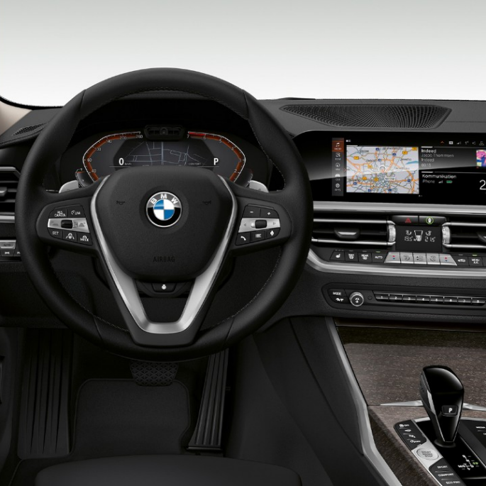 Habitaclu al BMW Seria 3 Sedan model Luxury Line. Imagine frontală în prim-plan cu partea de habitaclu a conducătorului auto din BMW Seria 3 Sedan echipat cu modelul Luxury Line.