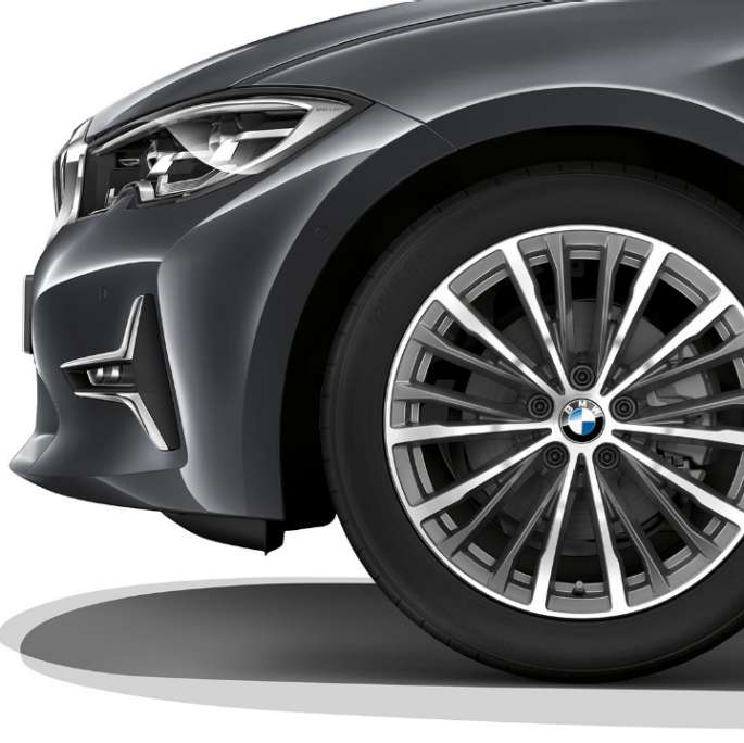 Jantele din aliaj uşor ale BMW Seria 3 Sedan model Luxury Line. Imagine în prim-plan cu jantele din aliaj uşor ale BMW Seria 3 Sedan echipat cu modelul Luxury Line.