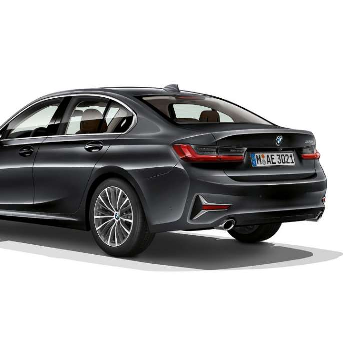 Partea spate a BMW Seria 3 Sedan model Luxury Line. Imagine cu trei sferturi din partea spate a BMW Seria 3 Sedan echipat cu modelul Luxury Line.