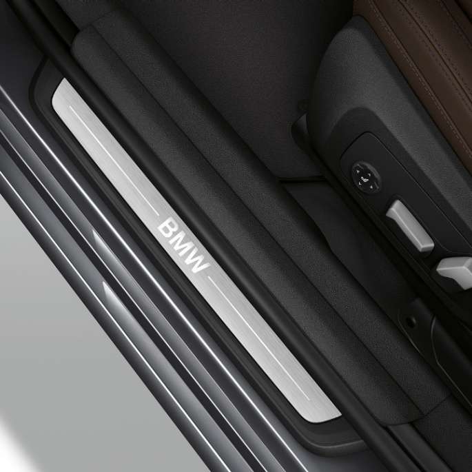 Prag portieră BMW Seria 3 Sedan model Luxury Line. Perspectivă de sus a pragului portierei BMW Seria 3 Sedan echipat cu modelul Luxury Line.
