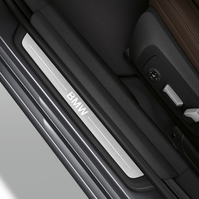 Prag portieră BMW Seria 3 Sedan model Luxury Line. Perspectivă de sus a pragului portierei BMW Seria 3 Sedan echipat cu modelul Luxury Line.