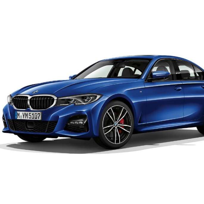 BMW Seria 3 Sedan model M Sport. Imagine din lateral cu BMW Seria 3 Sedan model M Sport staţionând.