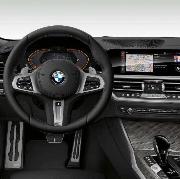 Habitaclu al BMW Seria 3 Sedan model M Sport. Imagine frontală în prim-plan cu partea de habitaclu a conducătorului auto din BMW Seria 3 Sedan echipat cu modelul M Sport.