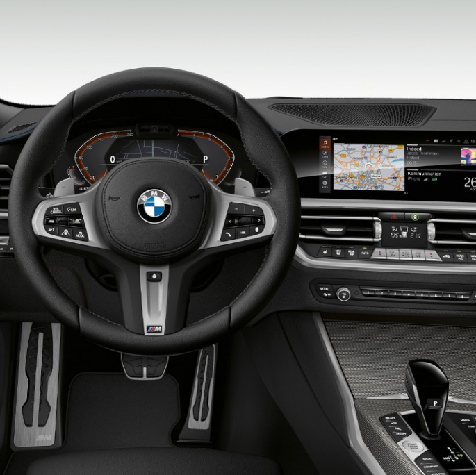 Habitaclu al BMW Seria 3 Sedan model M Sport. Imagine frontală în prim-plan cu partea de habitaclu a conducătorului auto din BMW Seria 3 Sedan echipat cu modelul M Sport.