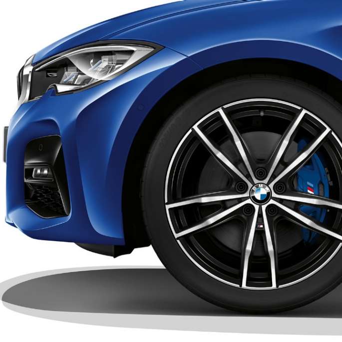 Jantele din aliaj uşor ale BMW Seria 3 Sedan model M Sport. Imagine în prim-plan cu jantele din aliaj uşor ale BMW Seria 3 Sedan echipat cu modelul M Sport.