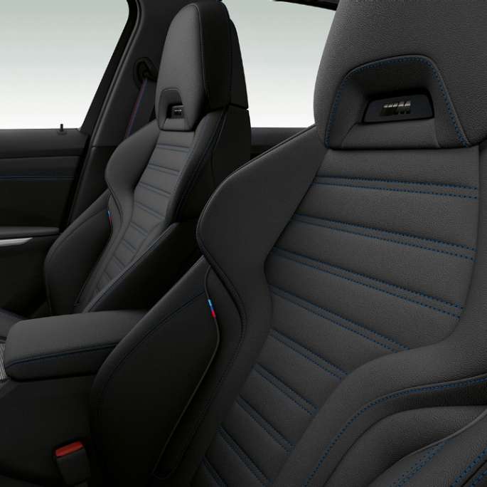 Scaunele faţă ale BMW Seria 3 Sedan model M Sport. Imagine laterală în prim-plan cu scaunele faţă ale BMW Seria 3 Sedan echipat cu modelul M Sport.
