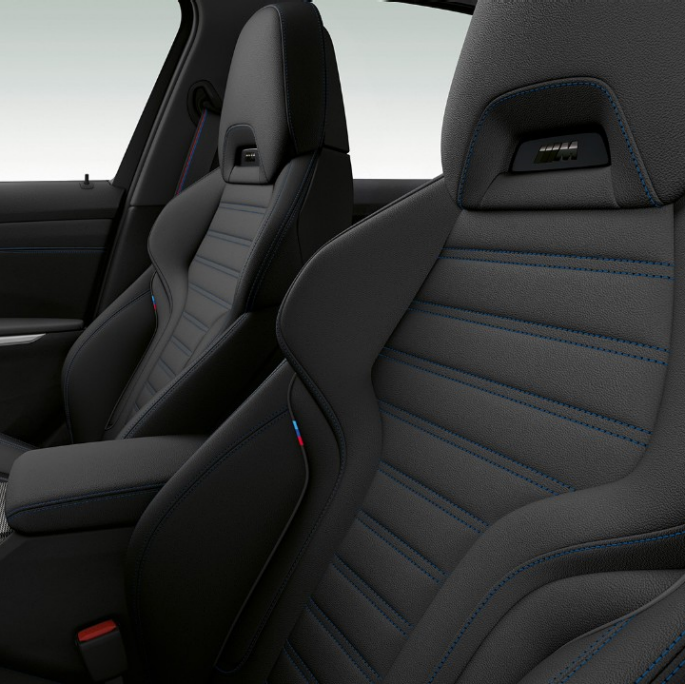 Scaunele faţă ale BMW Seria 3 Sedan model M Sport. Imagine laterală în prim-plan cu scaunele faţă ale BMW Seria 3 Sedan echipat cu modelul M Sport.