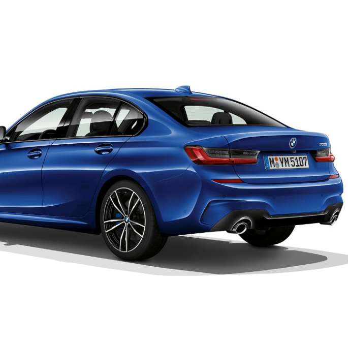 Partea spate a BMW Seria 3 Sedan model M Sport. Imagine cu trei sferturi din partea spate a BMW Seria 3 Sedan echipat cu modelul M Sport.