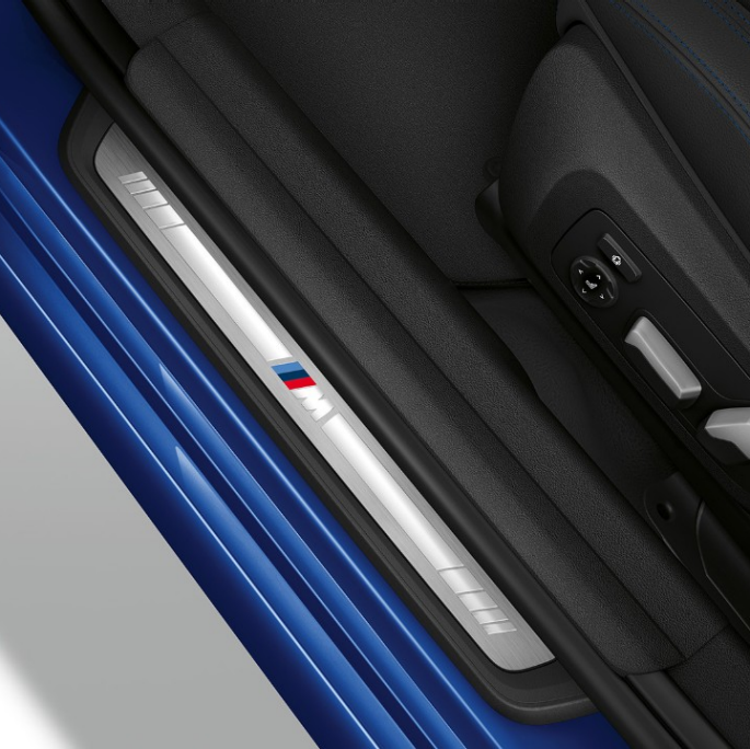 Prag portieră BMW Seria 3 Sedan model M Sport. Perspectivă de sus a pragului portierei BMW Seria 3 Sedan echipat cu modelul M Sport.