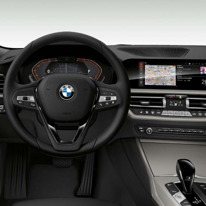 Habitaclul BMW Seria 3 Sedan model Advantage. Imagine frontală în prim-plan cu partea de habitaclu a conducătorului auto din BMW Seria 3 Sedan echipat cu modelul Advantage.