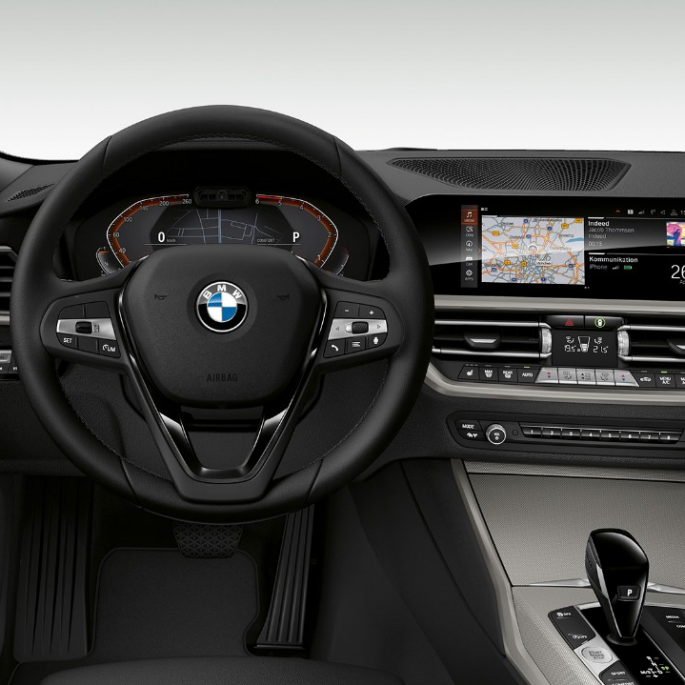 Habitaclul BMW Seria 3 Sedan model Advantage. Imagine frontală în prim-plan cu partea de habitaclu a conducătorului auto din BMW Seria 3 Sedan echipat cu modelul Advantage.