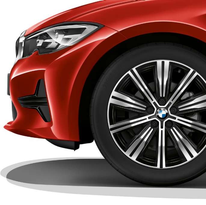 Jantele din aliaj uşor ale BMW Seria 3 Sedan model Advantage. Imagine în prim-plan cu jantele din aliaj uşor ale BMW Seria 3 Sedan echipat cu modelul Advantage.