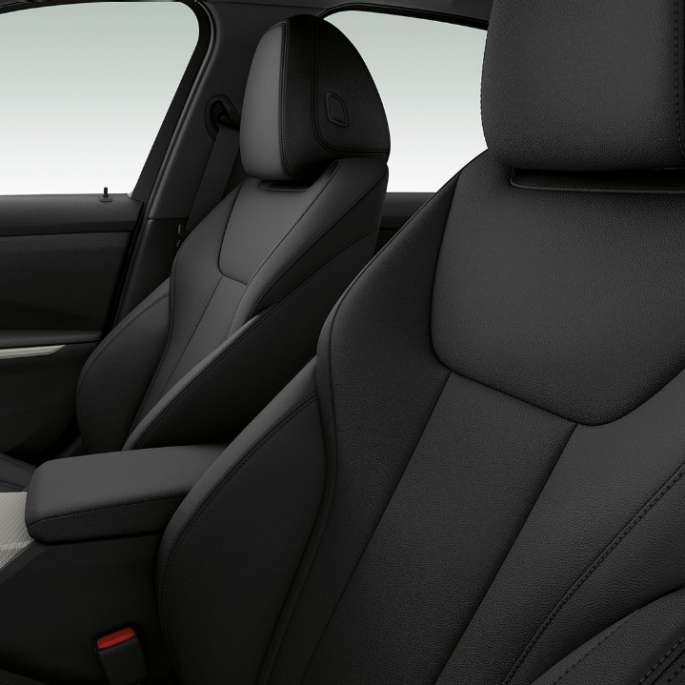 Scaunele faţă ale BMW Seria 3 Sedan model Advantage. Imagine laterală în prim-plan cu scaunele faţă ale BMW Seria 3 Sedan echipat cu modelul Advantage.