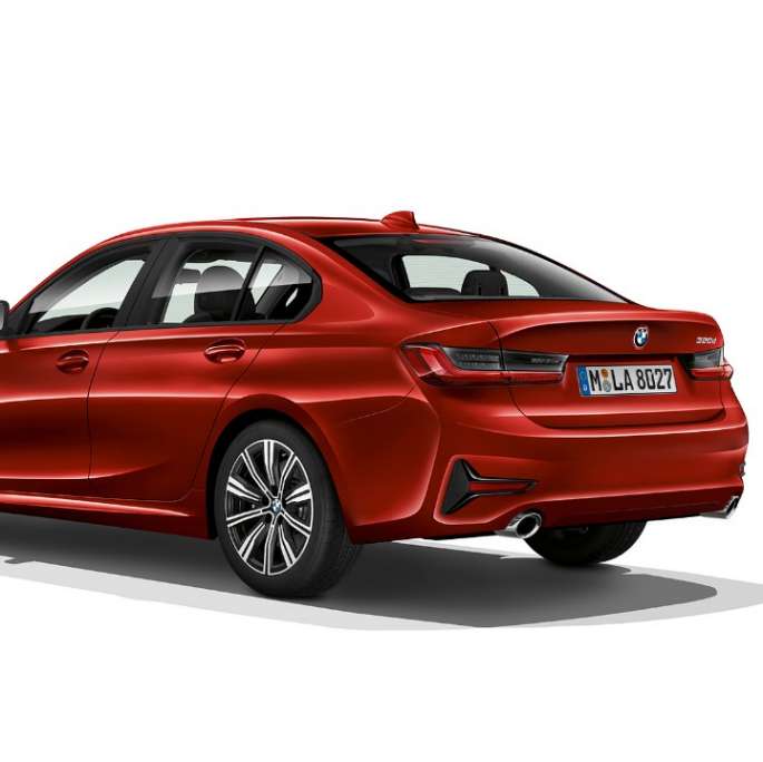 Partea spate a BMW Seria 3 Sedan model Advantage. Imagine cu trei sferturi din partea spate a BMW Seria 3 Sedan echipat cu modelul Advantage.