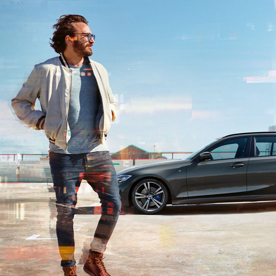 Perspectivă laterală a designului BMW Seria 3 Touring Perspectivă laterală a BMW Seria 3 Touring, într-o parcare dintr-un mediu urban