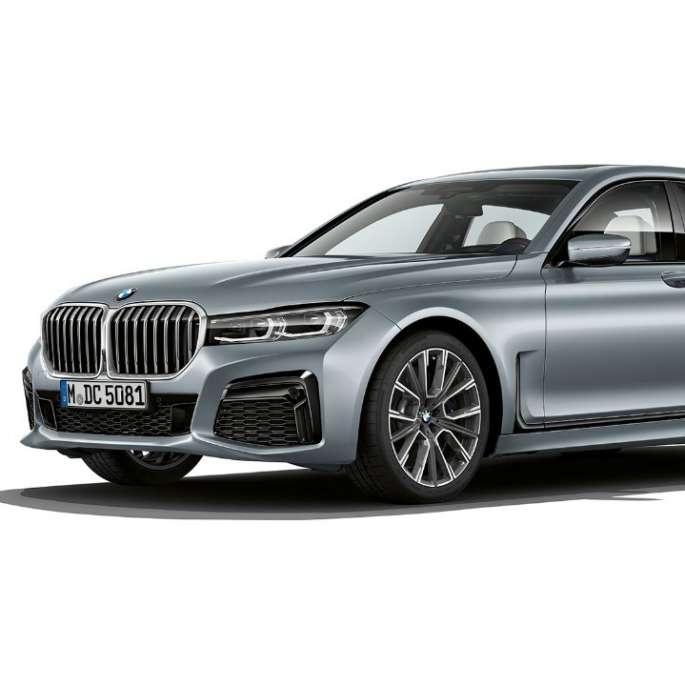 Imagine cu trei sferturi din partea frontală a BMW Seria 7 Sedan cu pachet M Sport Imagine cu trei sferturi din partea frontală a BMW Seria 7 Sedan gri cu pachet M Sport