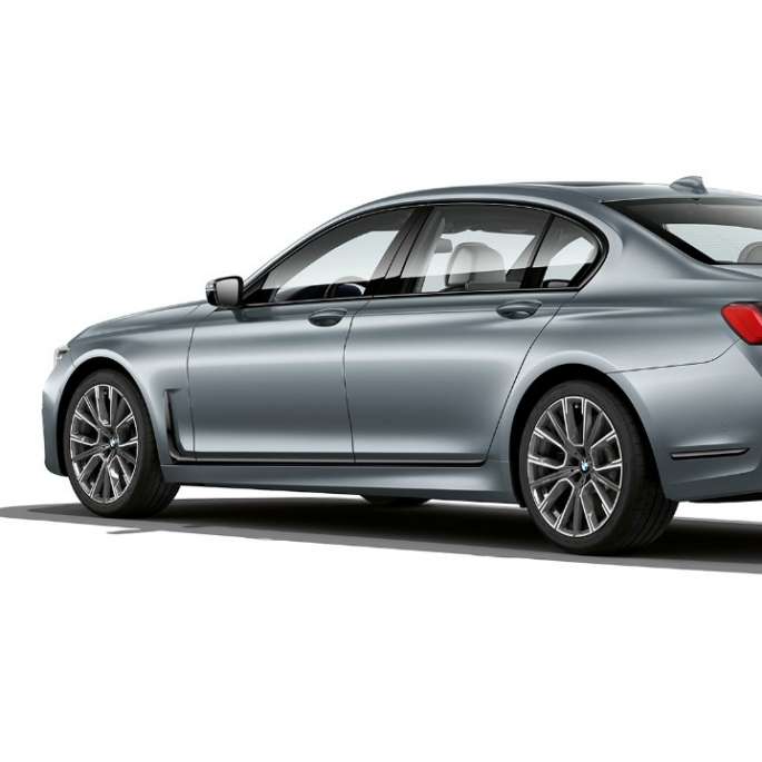 Imagine cu trei sferturi din partea spate a BMW Seria 7 Sedan cu pachet M Sport Imagine cu trei sferturi din partea spate a BMW Seria 7 Sedan gri cu pachet M Sport