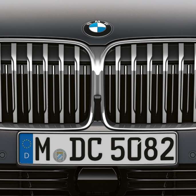 Schimbătorul de viteze al BMW Seria 7 Sedan cu pachetul Design Exterior Pure Excellence Imagine în prim-plan cu grila BMW Seria 7 Sedan cu pachetul Design Exterior Pure Excellence