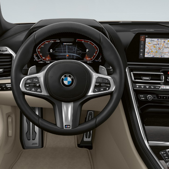 Imagine cu habitaclul şi volanul M îmbrăcat în piele ale BMW M850i xDrive în Gri Dravit metalizat. Imagine cu habitaclul şi volanul M îmbrăcat în piele ale BMW M850i xDrive în Gri Dravit metalizat.