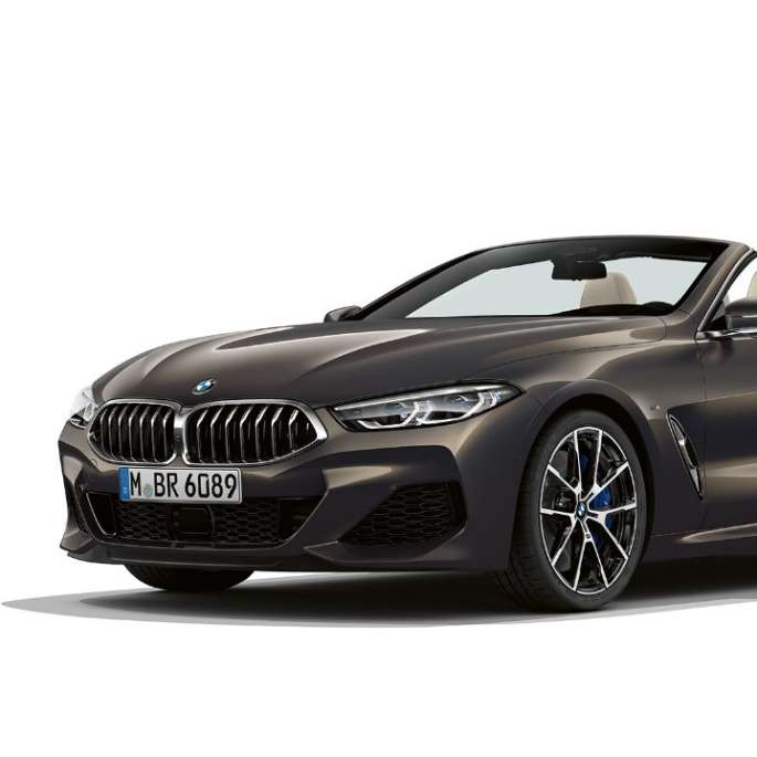 Imagine cu trei sferturi din partea frontală a BMW M850i xDrive în Gri Dravit metalizat. Imagine cu trei sferturi din partea frontală a BMW M850i xDrive în Gri Dravit metalizat.