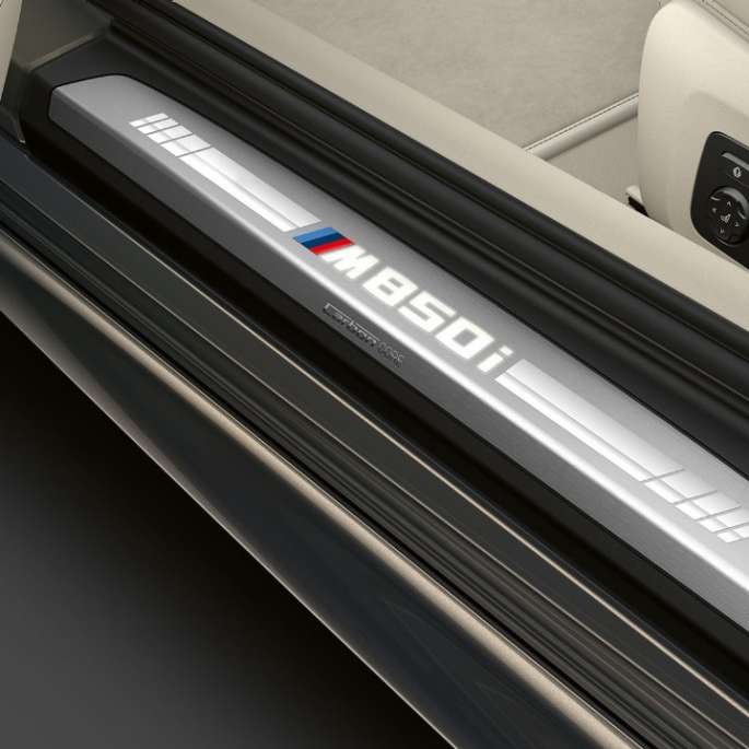 Imagine cu pragurile portierelor BMW M850i xDrive în Gri Dravit metalizat. Imagine cu pragurile portierelor BMW M850i xDrive în Gri Dravit metalizat.