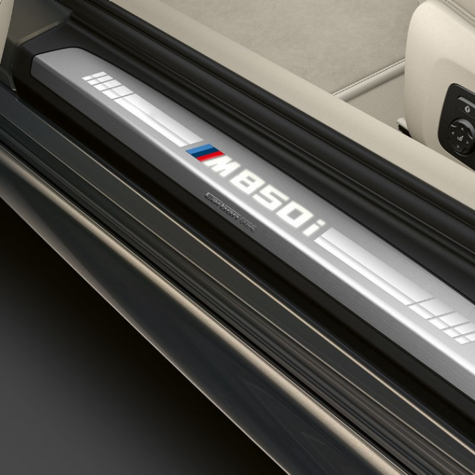 Imagine cu pragurile portierelor BMW M850i xDrive în Gri Dravit metalizat. Imagine cu pragurile portierelor BMW M850i xDrive în Gri Dravit metalizat.