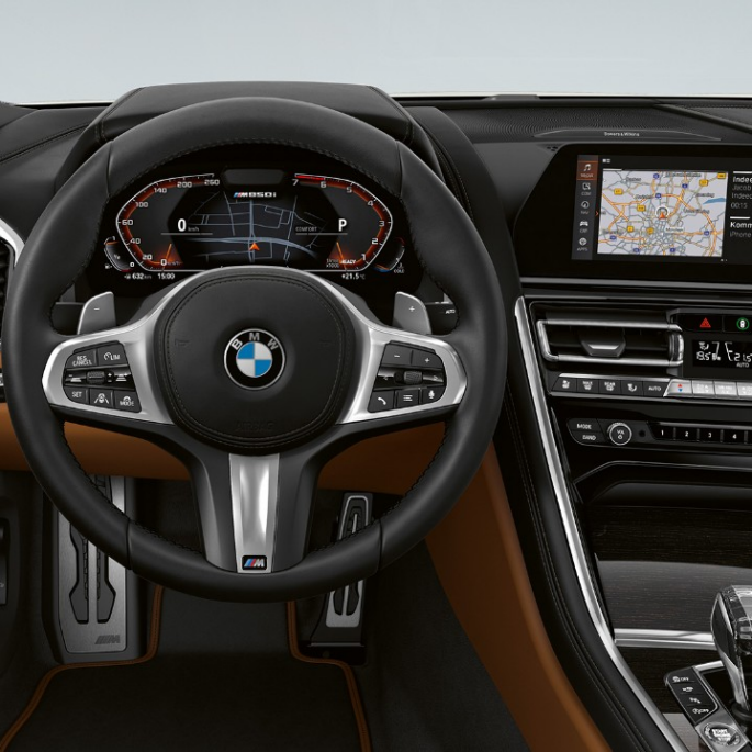 Imagine cu habitaclul şi volanul M îmbrăcat în piele ale BMW M850i xDrive în Alb Mineral metalizat. Imagine cu habitaclul şi volanul M îmbrăcat în piele ale BMW M850i xDrive în Alb Mineral metalizat.