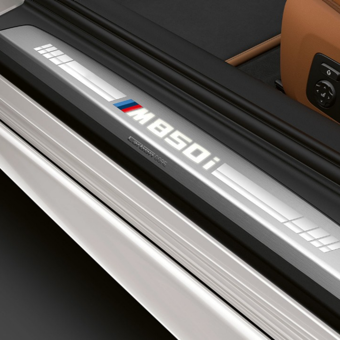 Imagine cu pragurile portierelor BMW M850i xDrive în Alb Mineral metalizat. Imagine cu pragurile portierelor BMW M850i xDrive în Alb Mineral metalizat.